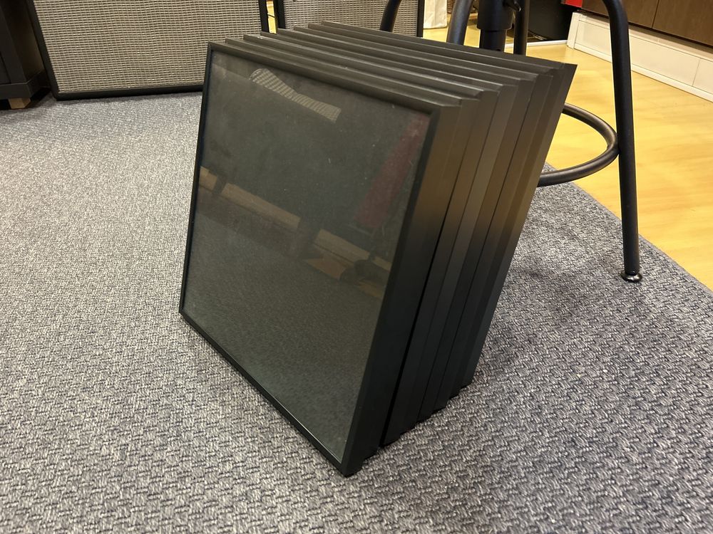 Molduras para vinil 12”, em metal, da marca IKEA