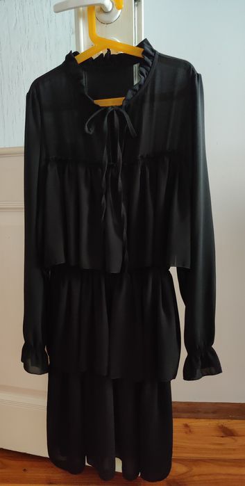 Czarna sukienka z falbankami elegancka L