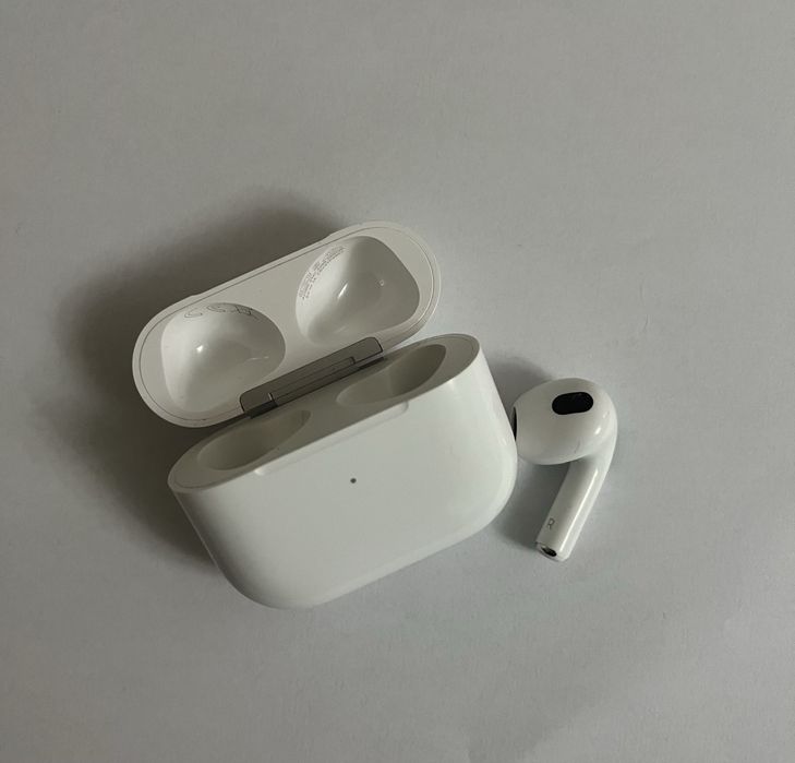 Продам оригінальний правий навушник AirPods 3 і зарядний кейс