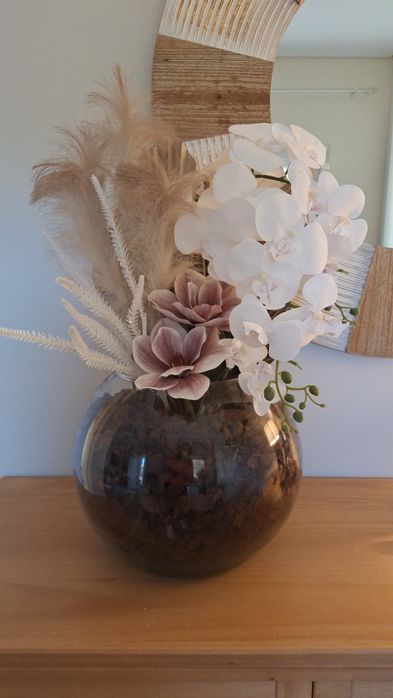 Arranjo de flores artificiais