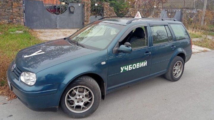 Автоінструктор урокі  водіння категорії  В