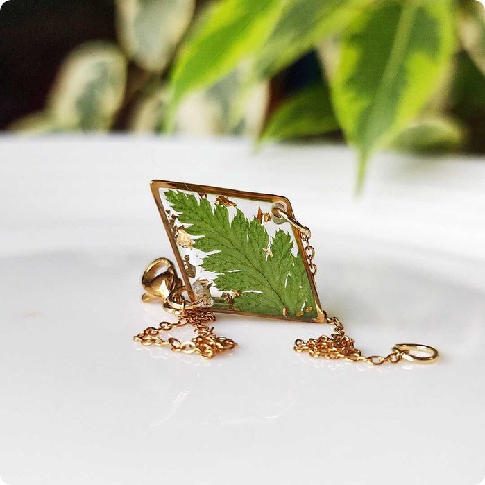 Bransoletka z paprocią i płatkami złota