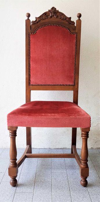 Cadeiras de madeira, veludo pregado a tachas
