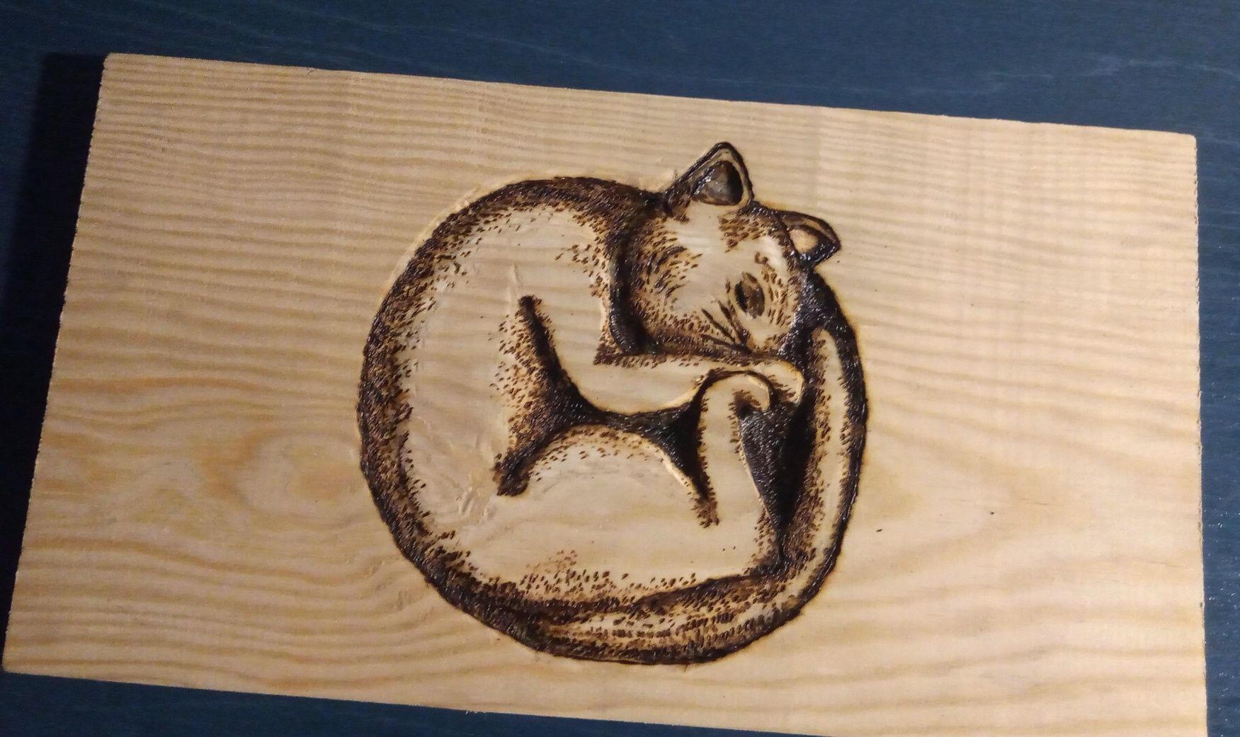Rękodzieło, wypalany kot, płaskorzeźba drewniana