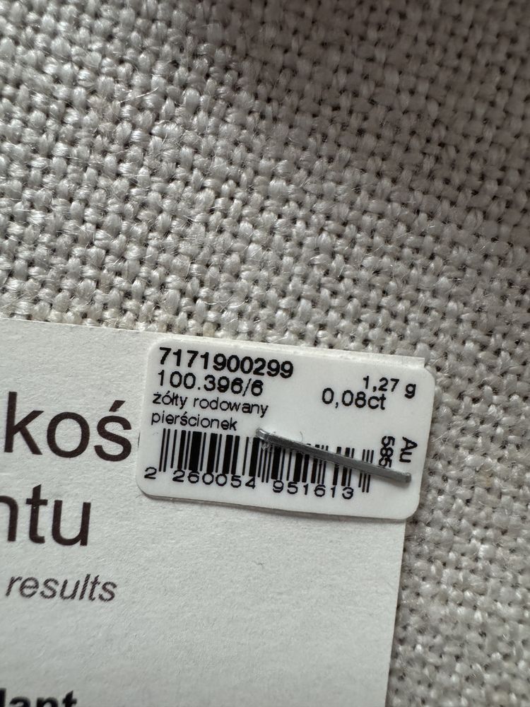 Pierscionek zareczynowy z diamentem zakupiony w Aparcie certyfikaty