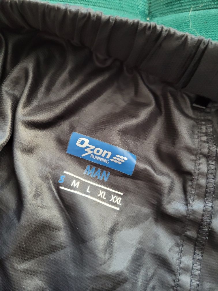 Czarne męskie spodnie sportowe śliskie cienkie na gumce Ozon Man S/M