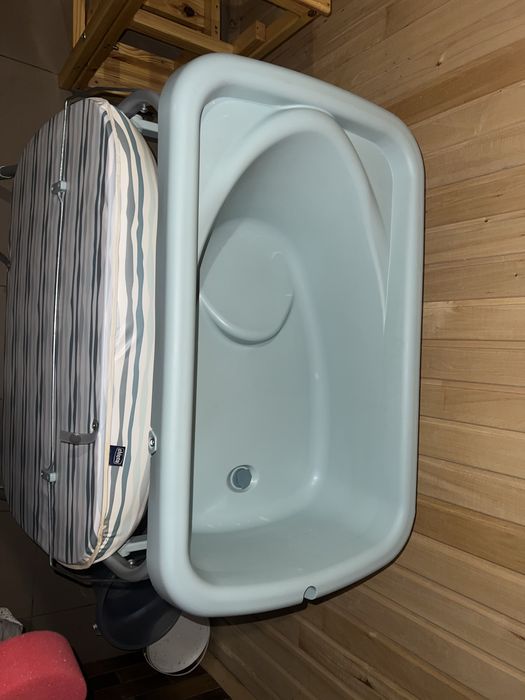 Продаю ваночку для купання зі столиком для сповивання Chicco