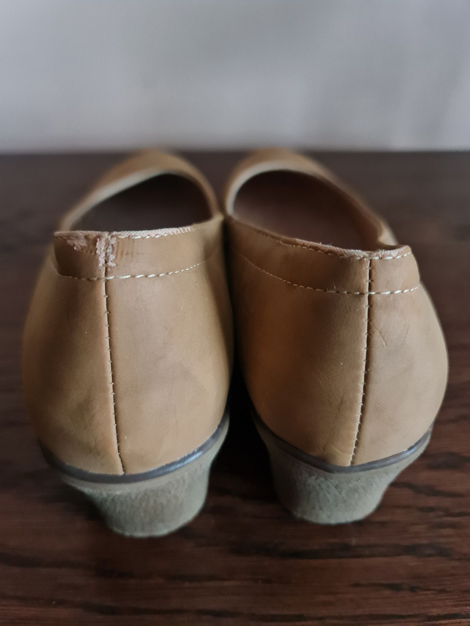 Buty damskie czółenka karmelowe na koturnie