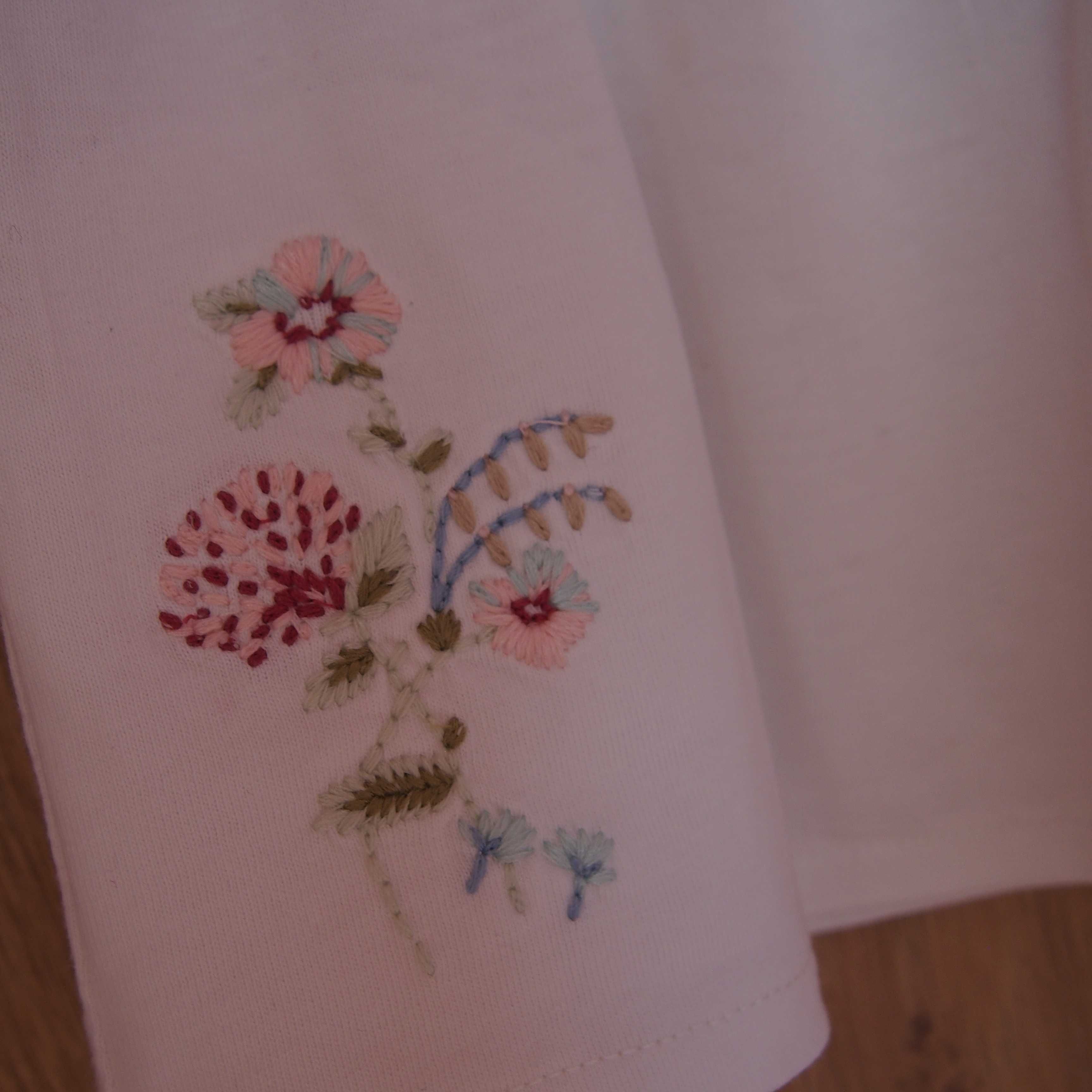 Biała bluzeczka z wyszywanymi kwiatami rozm. 74