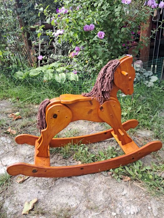 Дитяча забава, гойдалка.