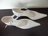 Białe buty do ślubu buty ślubne