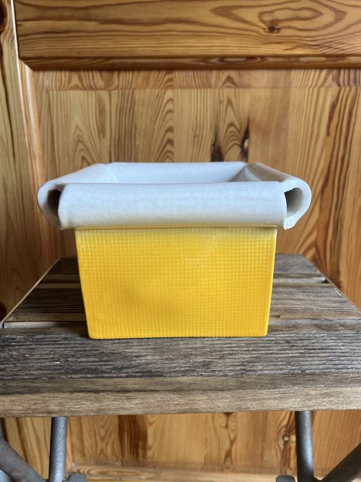 Sprzedam sygnowaną ceramiczną doniczkę w kolorze żółtym