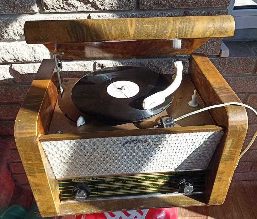 Радіола Програвач Рекорд - 60М Радіоприймач  часів СССР