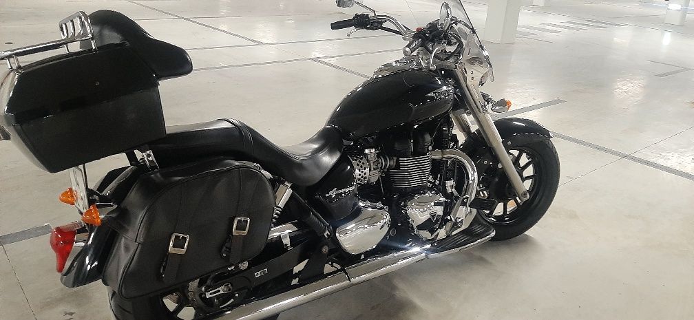 Triumph America 900