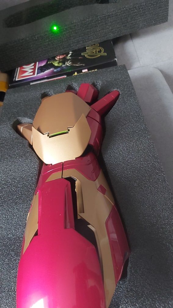 Iron Man avengers ręką