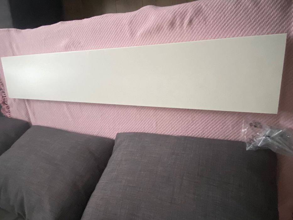 Biała półka na ścianę