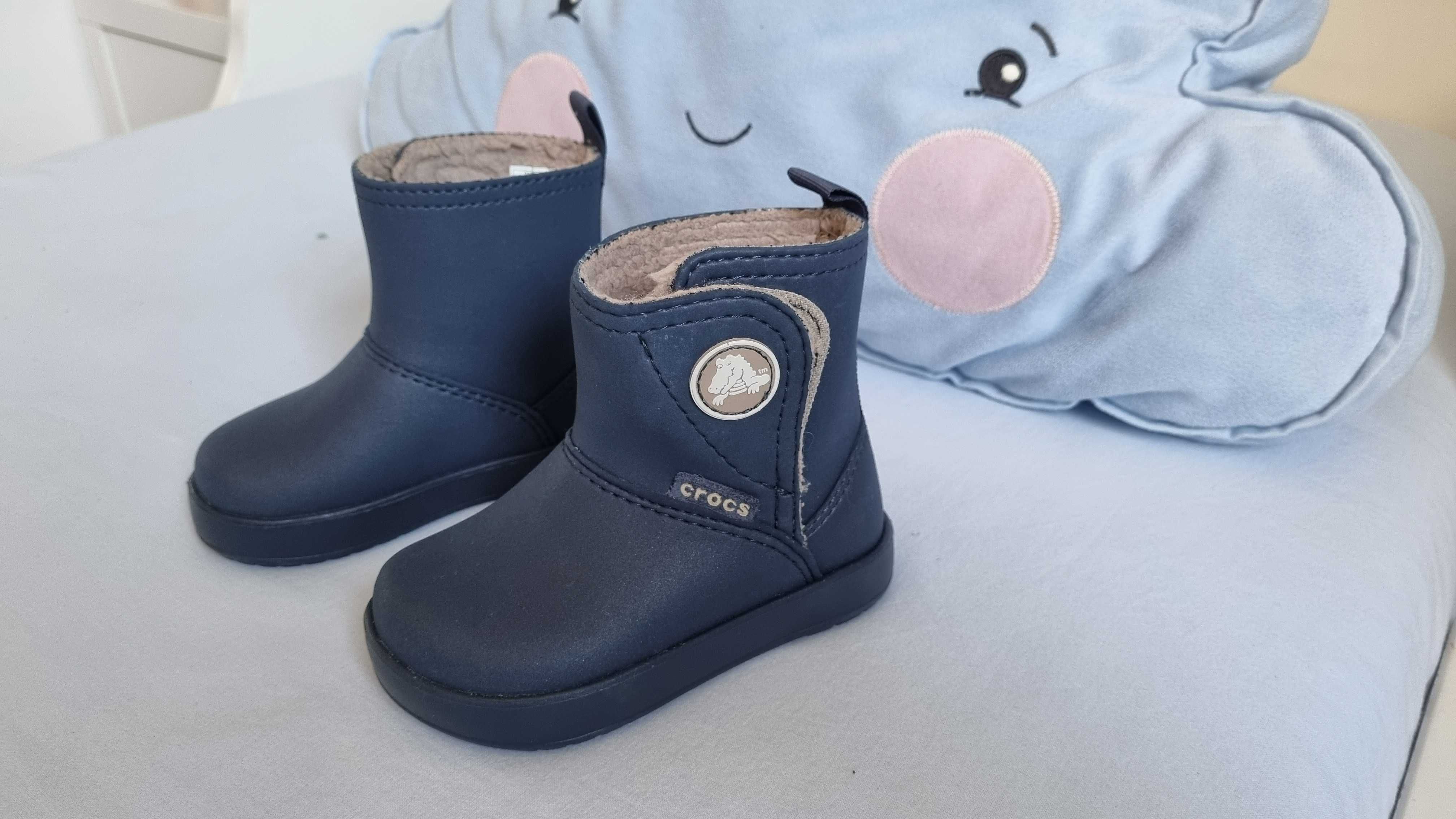 Botas Crocs novas com interior de lã, número 23