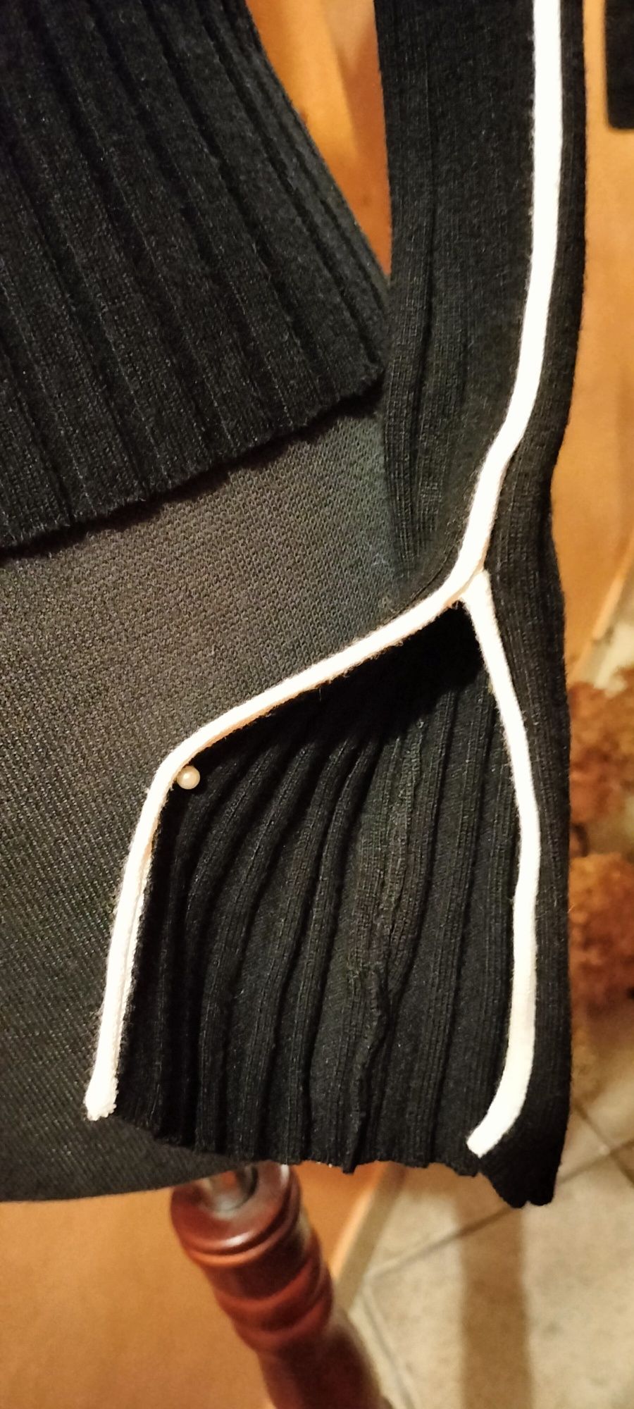 Wyjątkowy sweterek pulower sweter czarny taliowany okrągły d