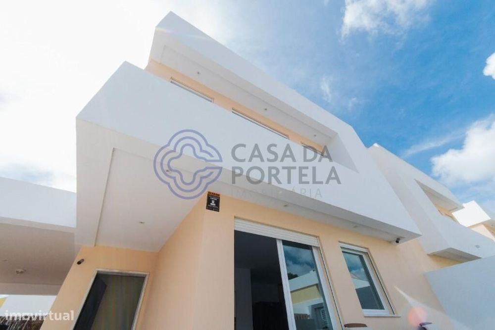 Moradia T3 com logradouro e terraço em Manique (Alcabideche, Cascais)