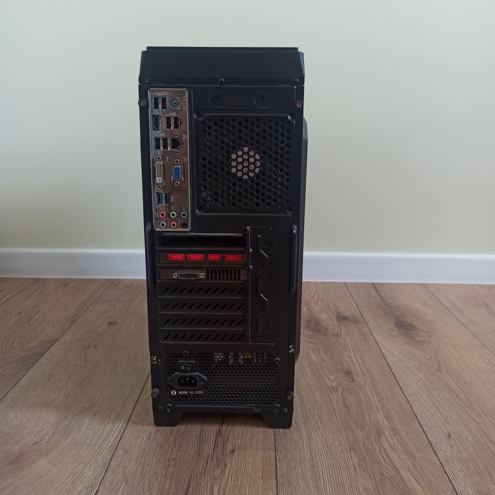 Komputer stacjonarny. 8GB i5-4690K GTX960 2GB 128GBSSD 1TBHDD