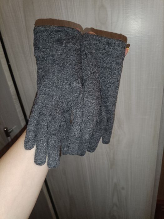 Перчатки, на вузеньку руку.