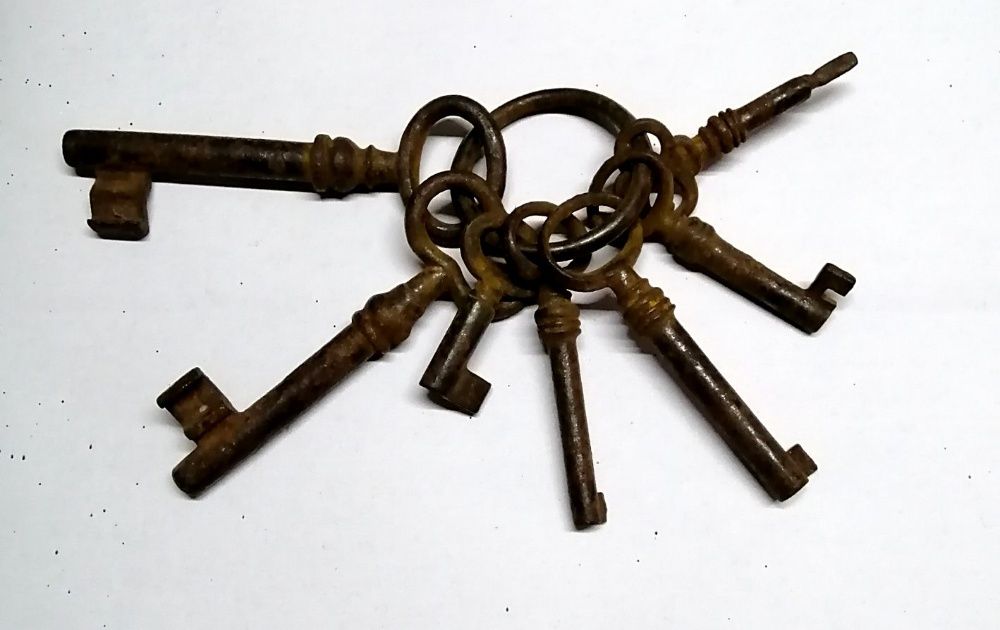 Ключи старинные кованые.