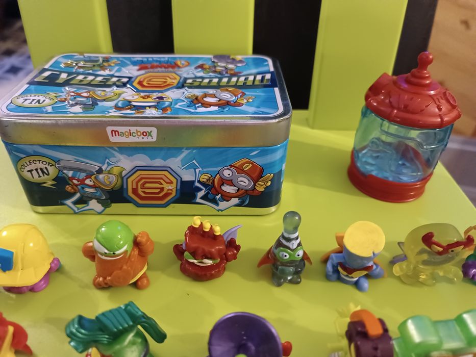 Zestaw zingsow z metalowym pudełkiem.