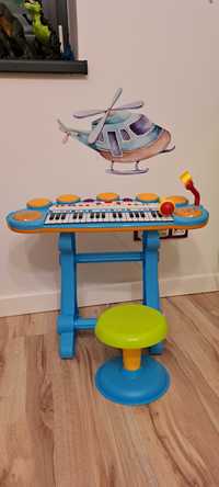 Ramiz, instrument muzyczny keyboard z mikrofonem i krzesełkiem