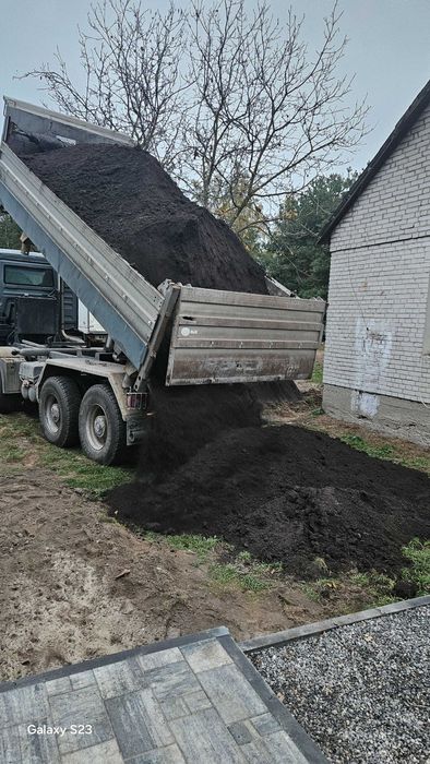 Ziemia ogrodowa przesiana i torf czarnoziem.