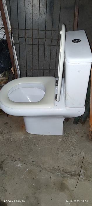 Сантехніка. Унітаз, умивальник.