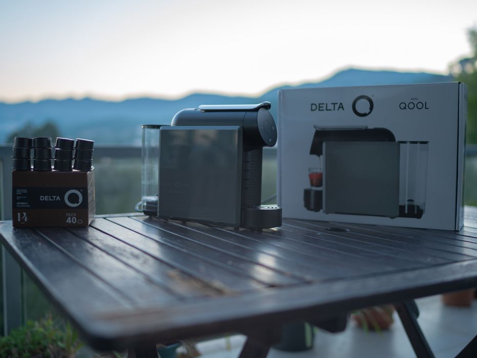 Máquina de Café DELTA Q Mini Qool Cinzenta + 12 CAPSULAS DE OFERTA