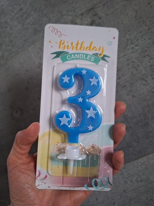 Nowa świeczka urodzinowa z cyfrą 3 na tort.