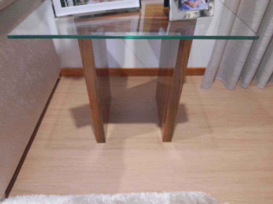 Vendo mesa de apoio em pau ferro