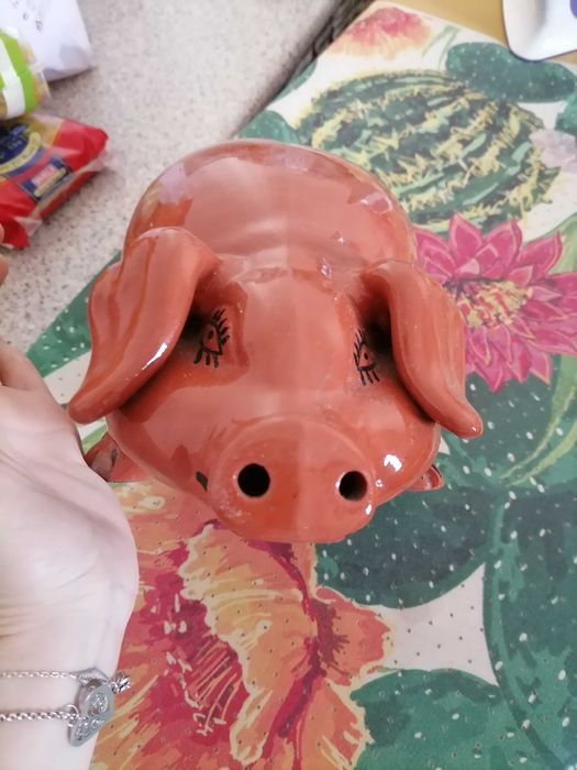 Porco mealheiro em barro