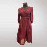 Elegancka Sukienka z Paskiem i Plisowaną Górą Bordo