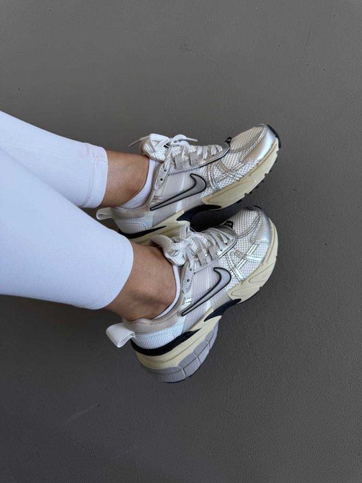Жіночі кросівки Nike V2K Runtekk срібло з чорним  1320 ТОП