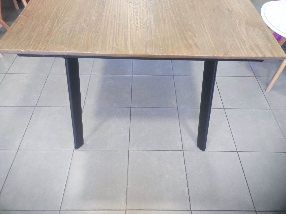 Mesa de jantar maciça