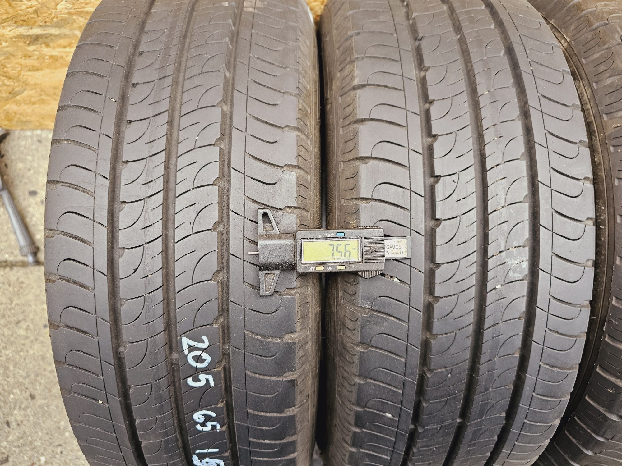 Idealne!!  8,7mm. 205/65 r15C  Goodyear Efficient Grip Cargo 17/18