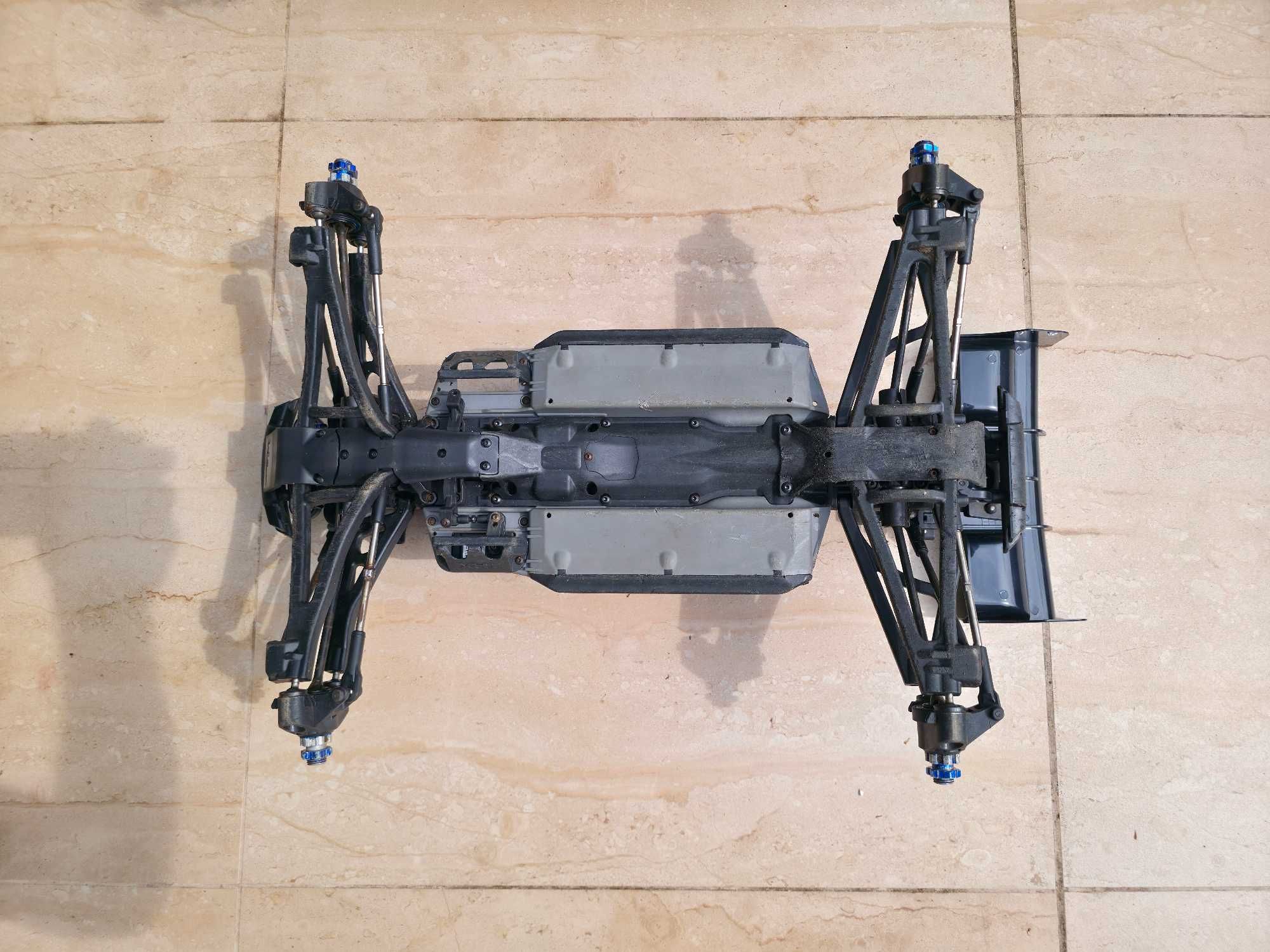 Traxxas E-Revo 2.0 podwozie modelu RC + serwo SRT CL6023