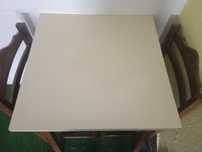Vende-se mesa com 2 cadeiras!