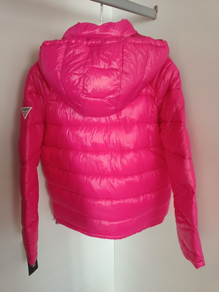 Damska kurtka puchowa w kolorze jasnego różu GUESS XS,S,M,L