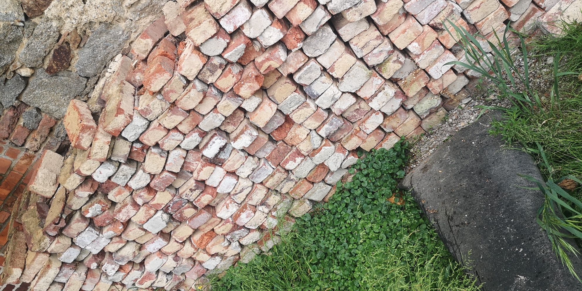 Cegłówki po rozbiórce stodoły