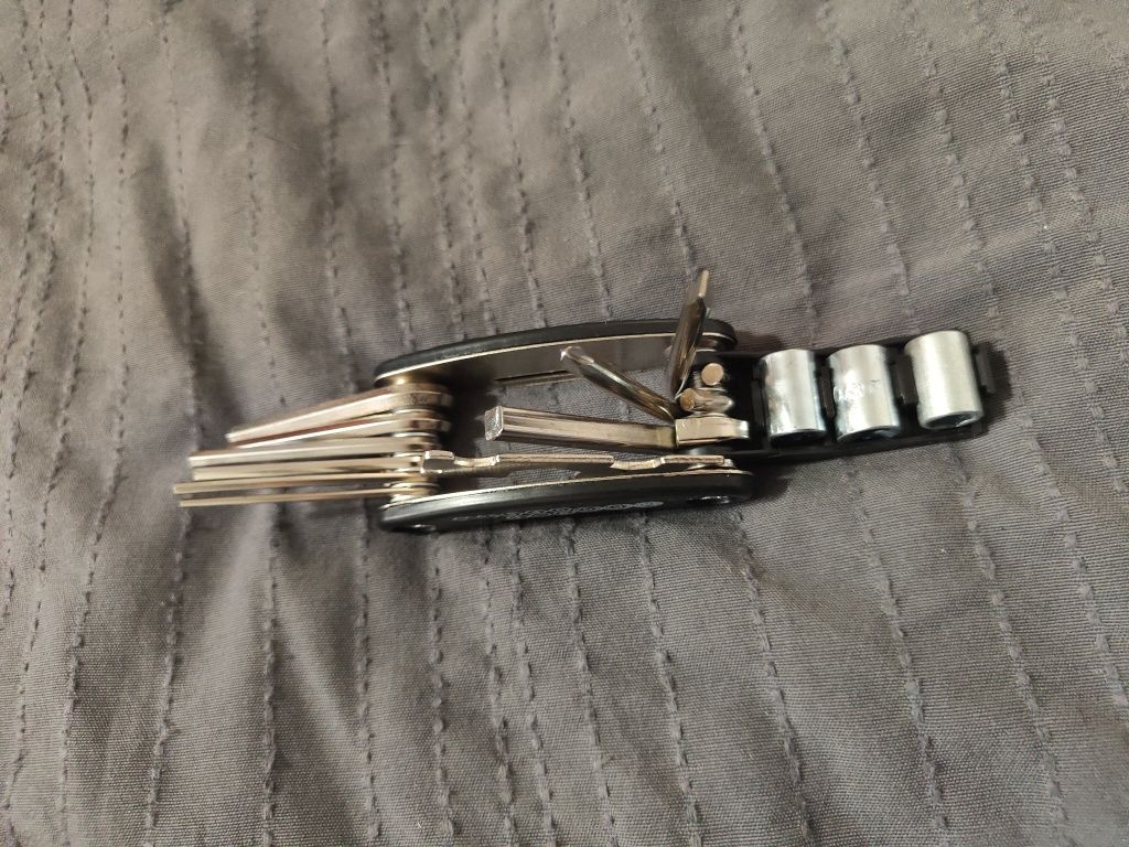 Multitool rowerowy śrubokręt imbusy klucze nasadowe do szprych