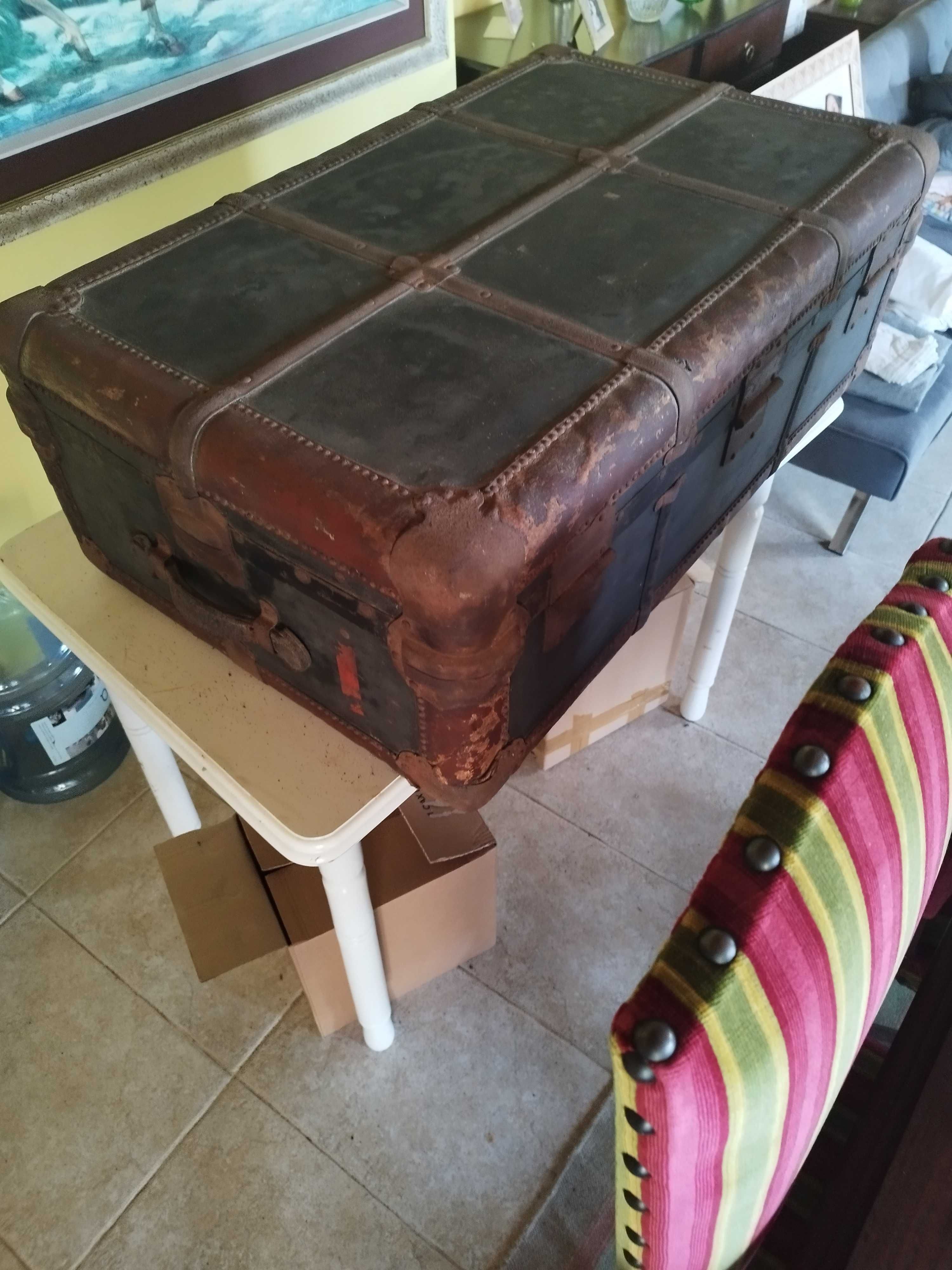 Mala Baú vintage wheary luggage
