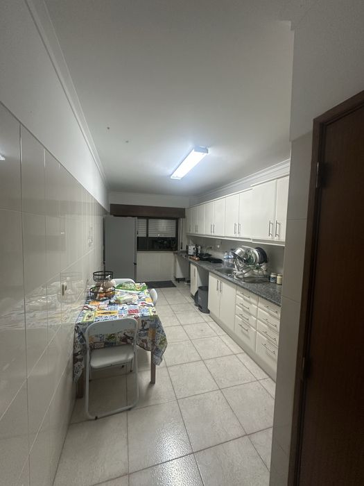 Quarto espaçoso em Massamá, perto da estação