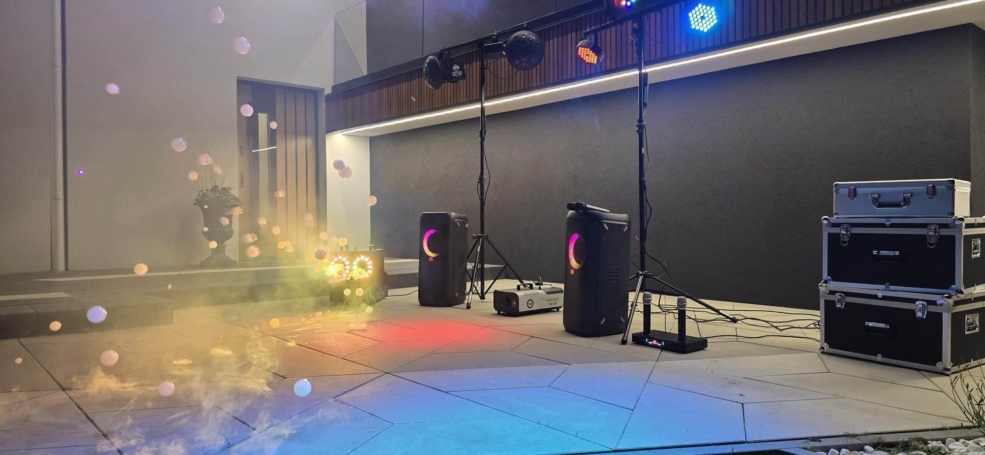 Wynajem nagłośnienia: JBL PartyBox 300 + oświetlenie + wytwornica dymu