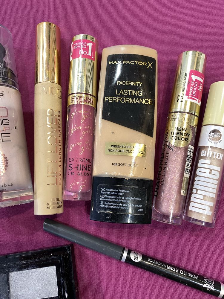 zestaw kosmetyki podklady  szminka bronzer baza tusz cienie puder