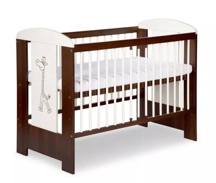 Komoda oraz łóżeczko dziecięce z motywem żyrafy