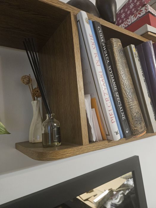 Polka wisząca na ścianę