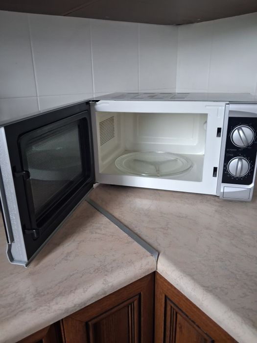 Mikrofalówka Amica mało używaną szara czarna szkło rozmrażanie sprawna